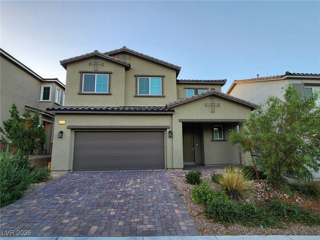 Attached, Exterior, Facade, Mediterranean