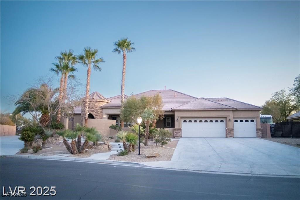 Attached, Exterior, Facade, Ranch