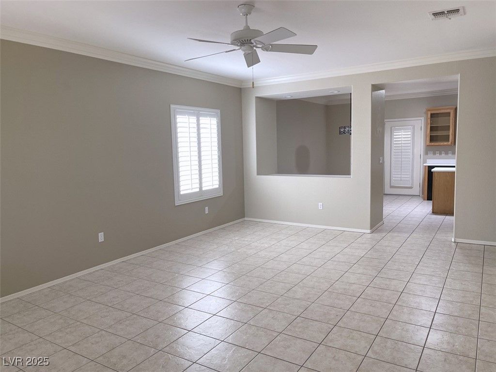 Empty room, Interior