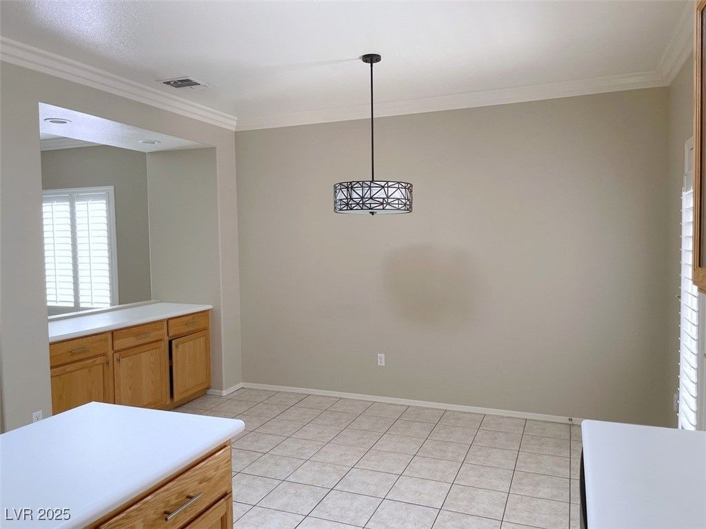 Empty room, Interior, Pendant Lights