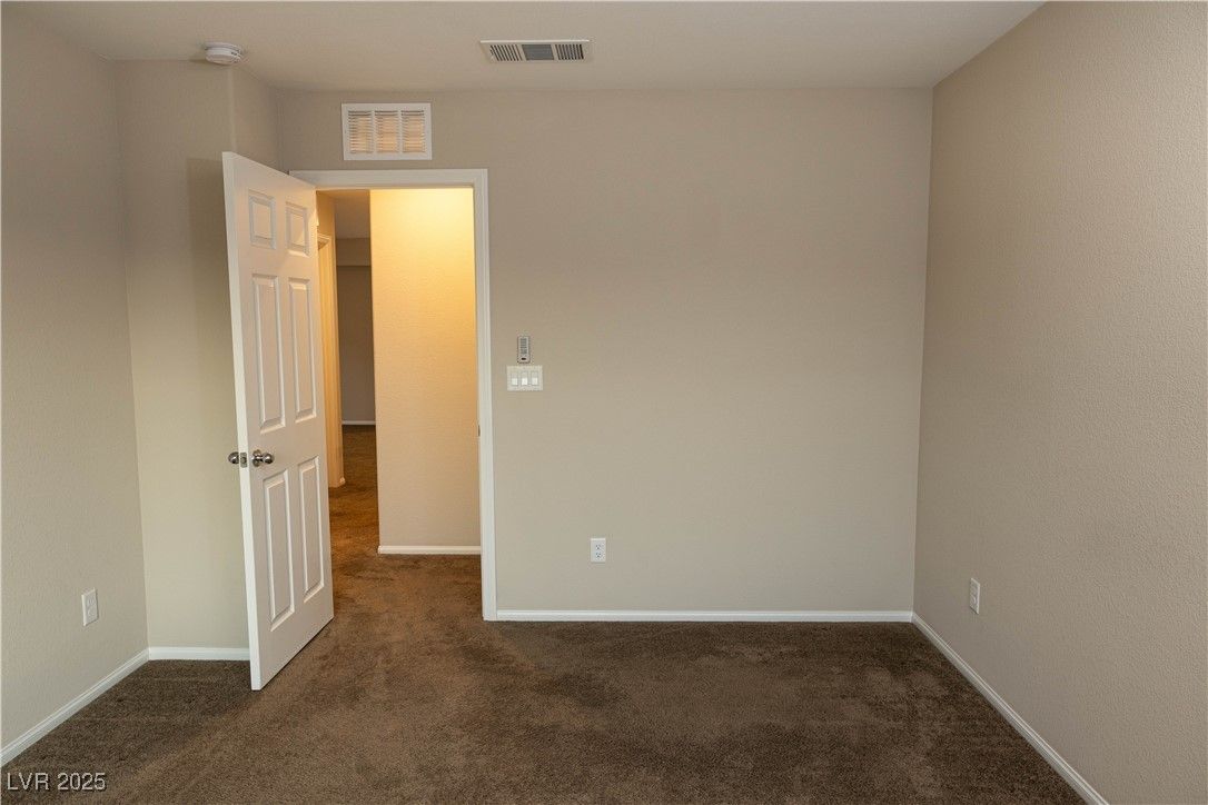 Empty room, Interior