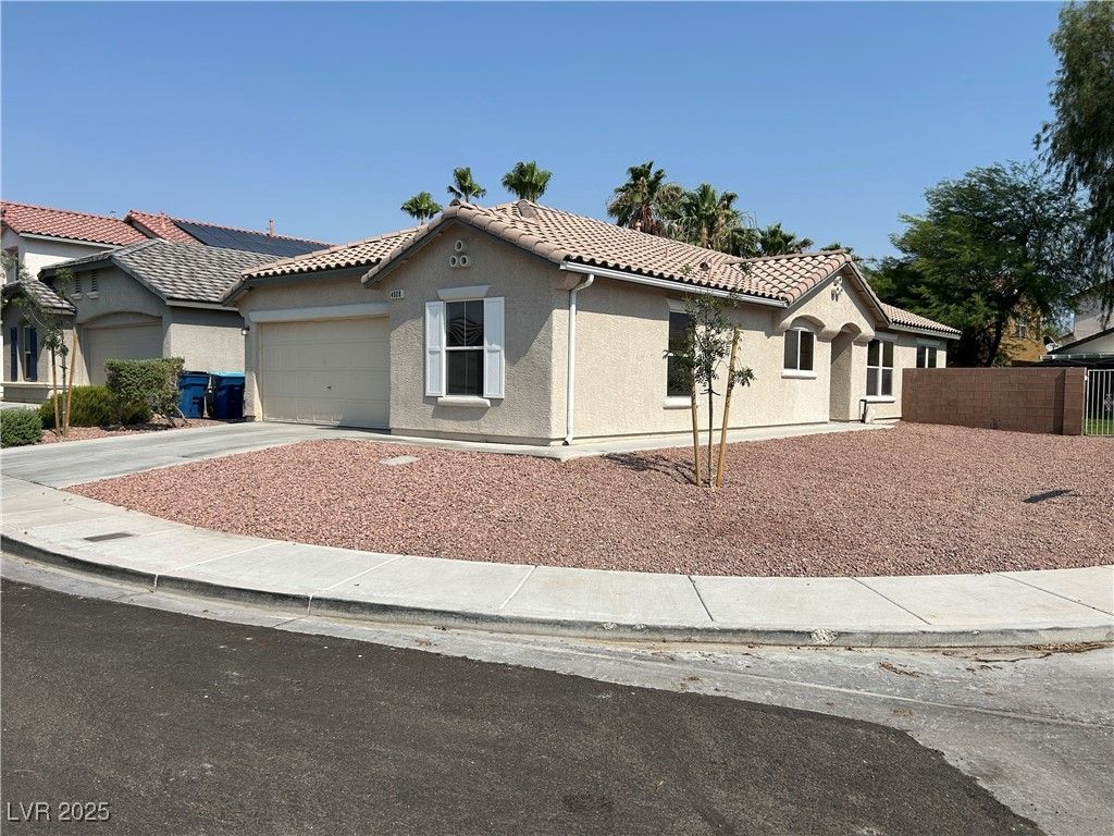 Attached, Exterior, Facade, Mediterranean