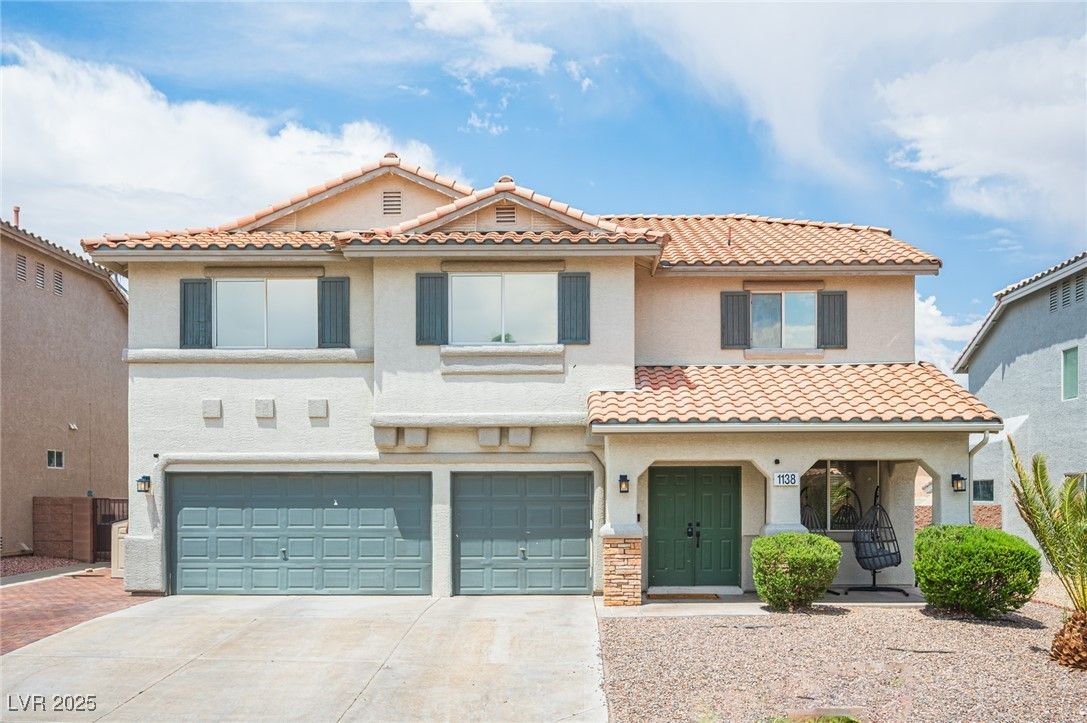 Attached, Exterior, Facade, Mediterranean
