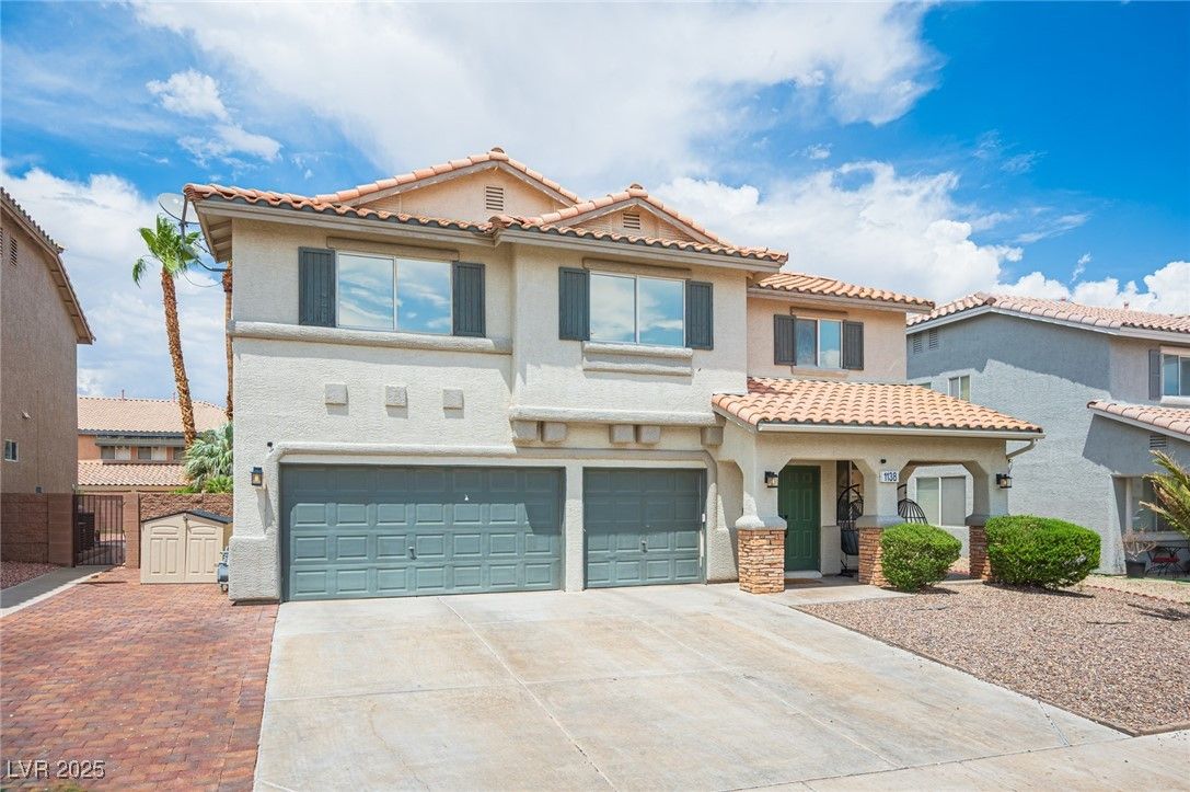 Attached, Exterior, Facade, Mediterranean