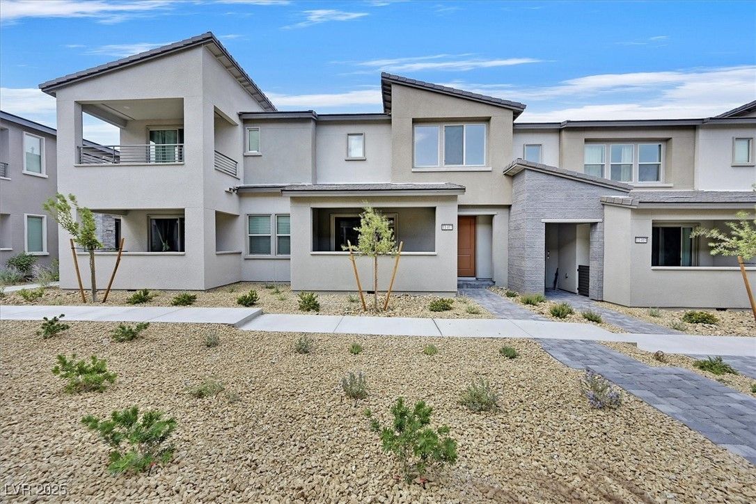 Backyard, Exterior, Facade, Modern