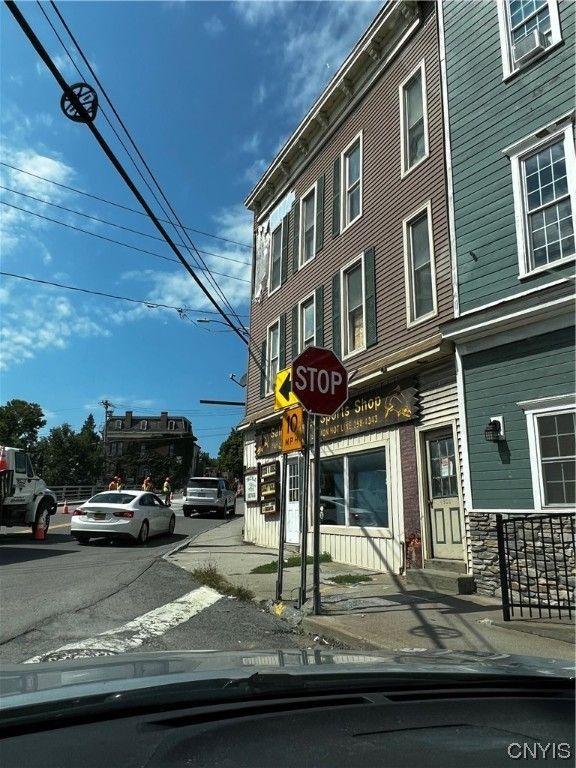 Exterior, Facade, Rowhouse
