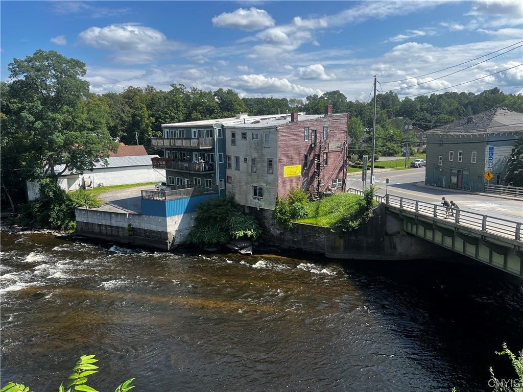 Exterior, Lake