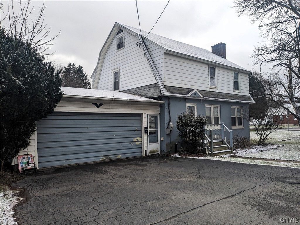 Attached, Exterior, Facade, Queen Anne Victorian