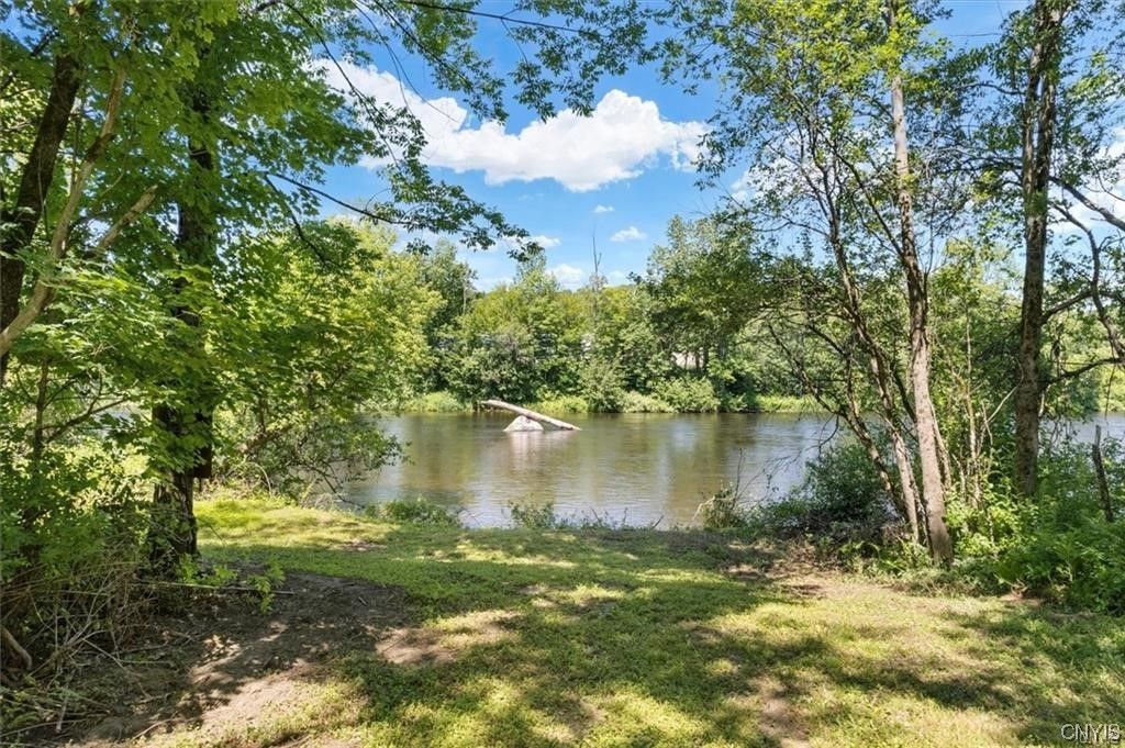 Exterior, Lake