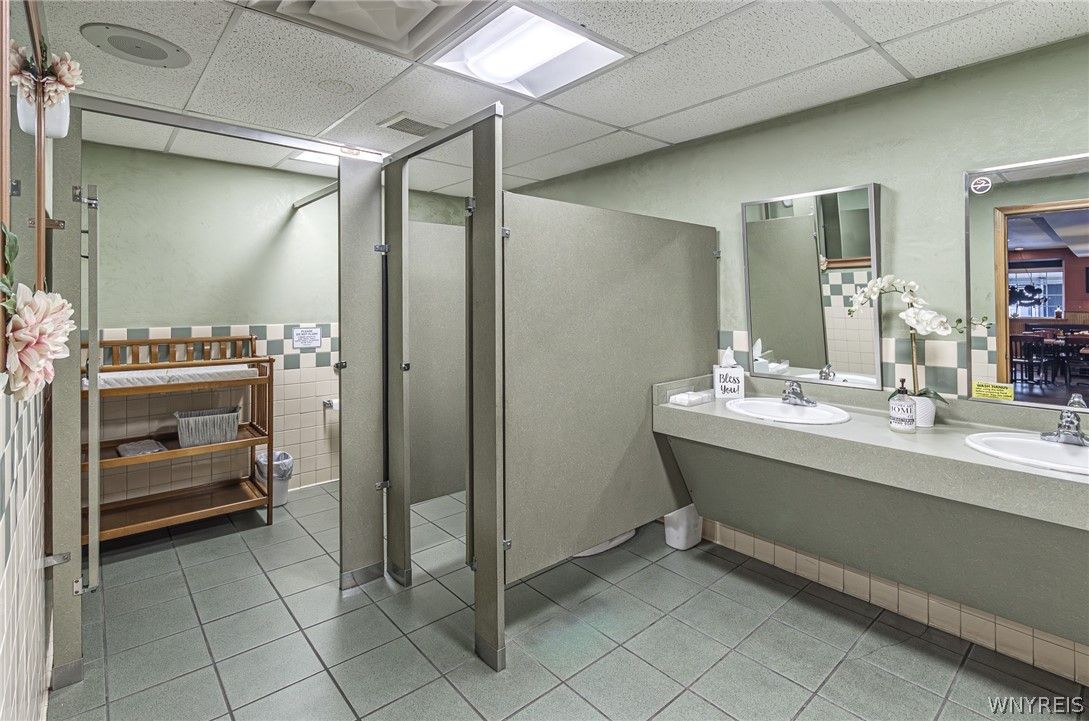 Bathroom, Dual Sink Vanities, Interior