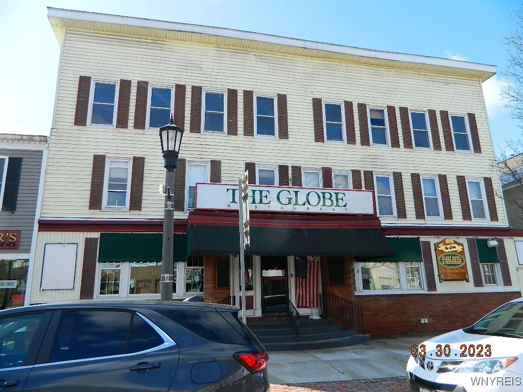 Exterior, Facade, Rowhouse