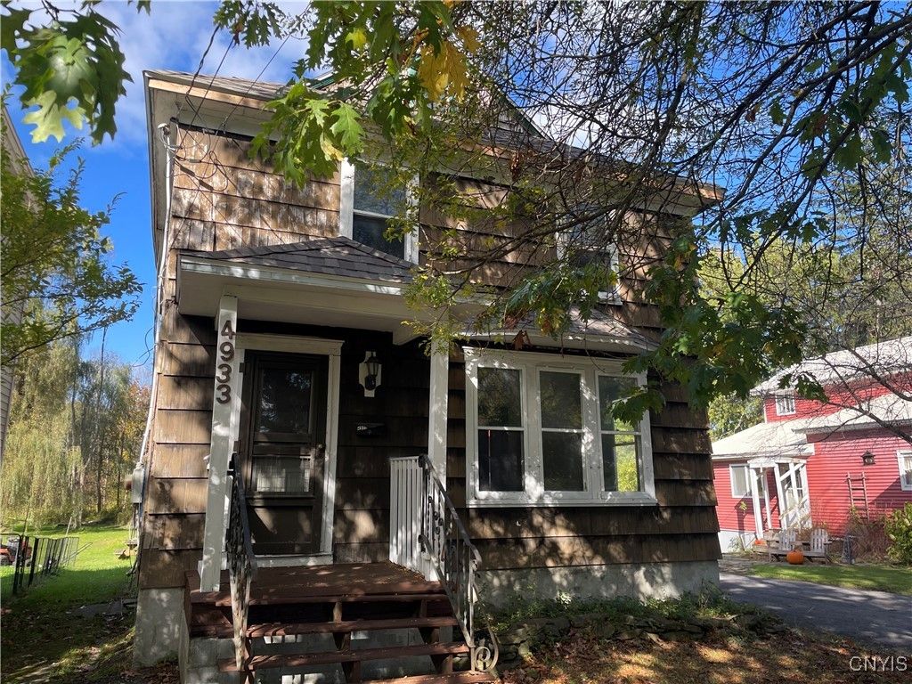 Exterior, Facade, American Foursquare