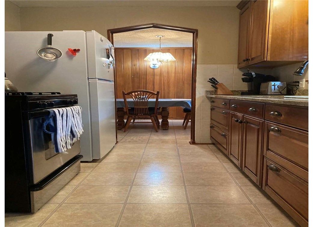 Chandelier, Dining room, Interior, Kitchen