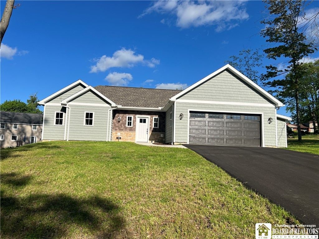 Attached, Exterior, Facade, Ranch