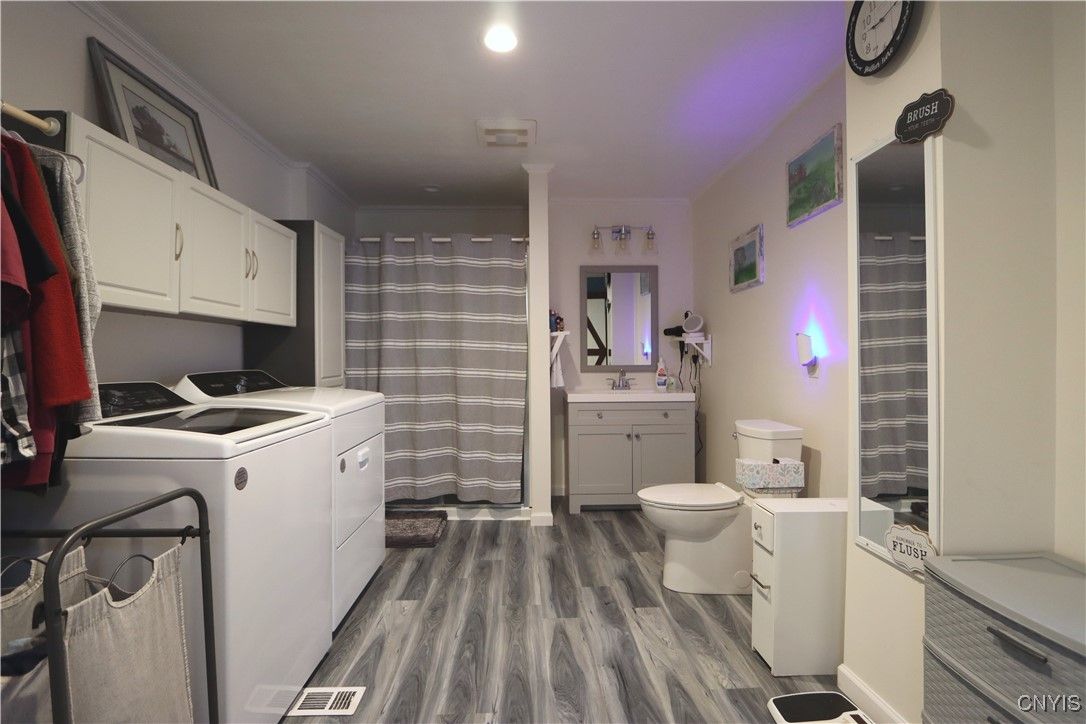 Interior, Recessed Lighting, Washer, Wood Texture Flooring