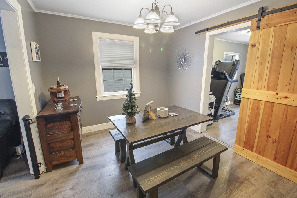 Chandelier, Dining room, Fitness Equipment, Interior, Wood Texture Flooring
