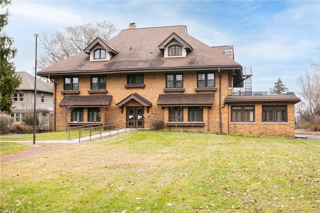 Exterior, Facade, Brick Facade, Georgian