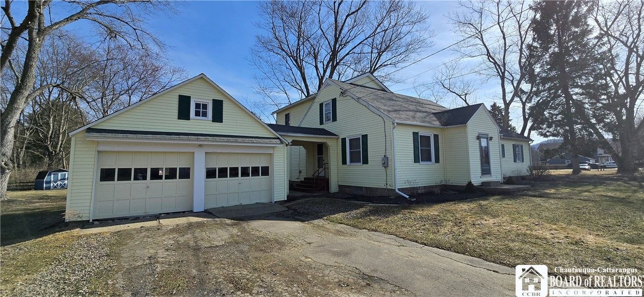 Attached, Exterior, Facade, Farmhouse