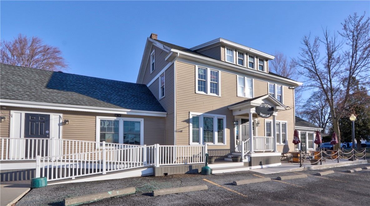 Exterior, Facade, American Foursquare