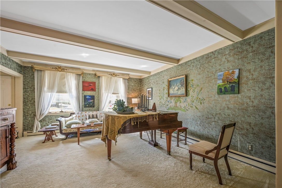 Interior, Piano