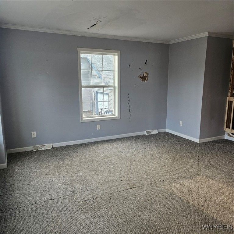 Empty room, Interior