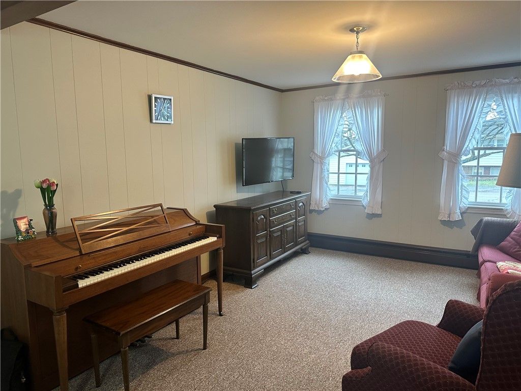 Interior, Piano