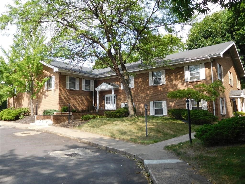 Exterior, Facade, Brick Facade, Split Level