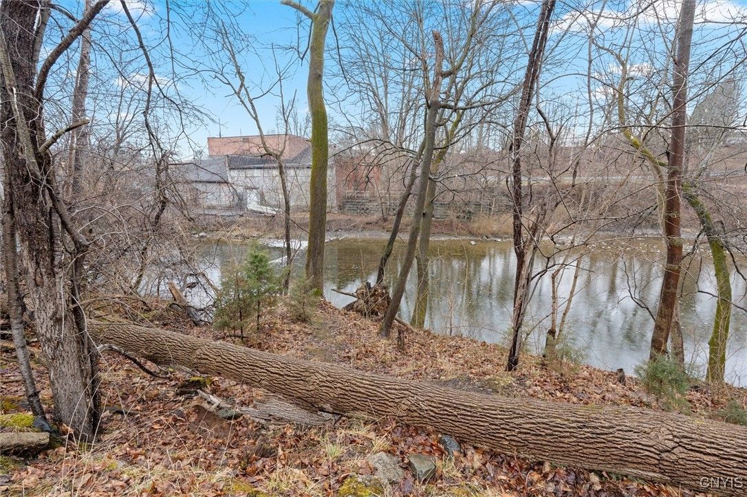 Exterior, Lake