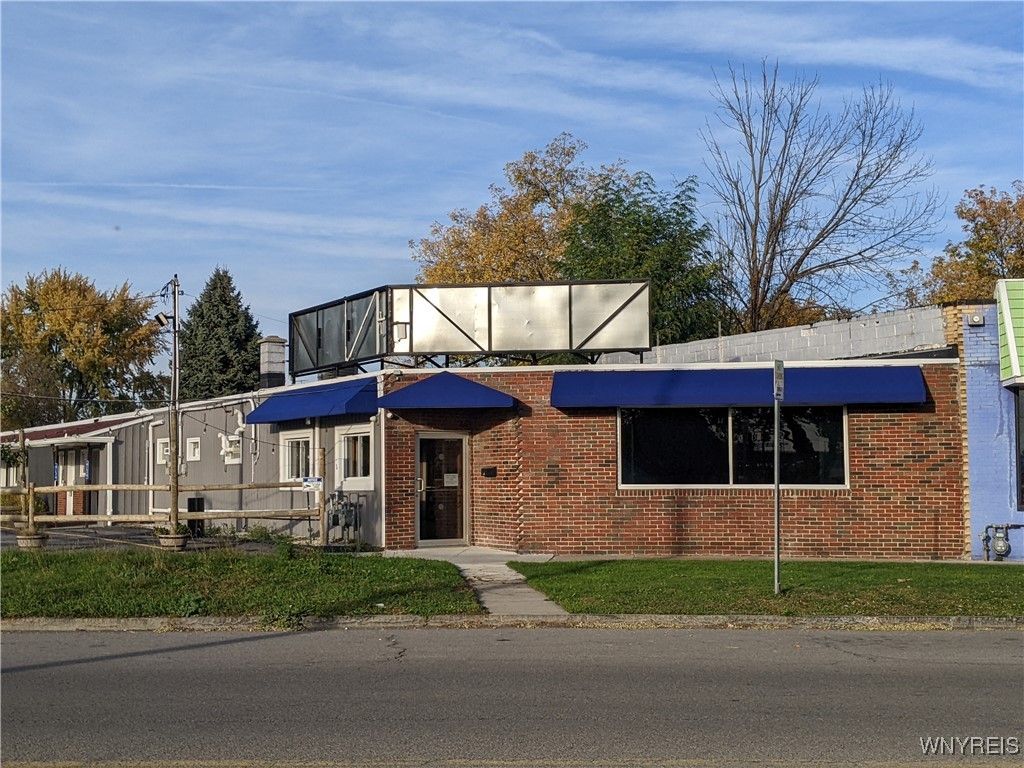 Exterior, Facade, Brick Facade, Solar Panels, Modern