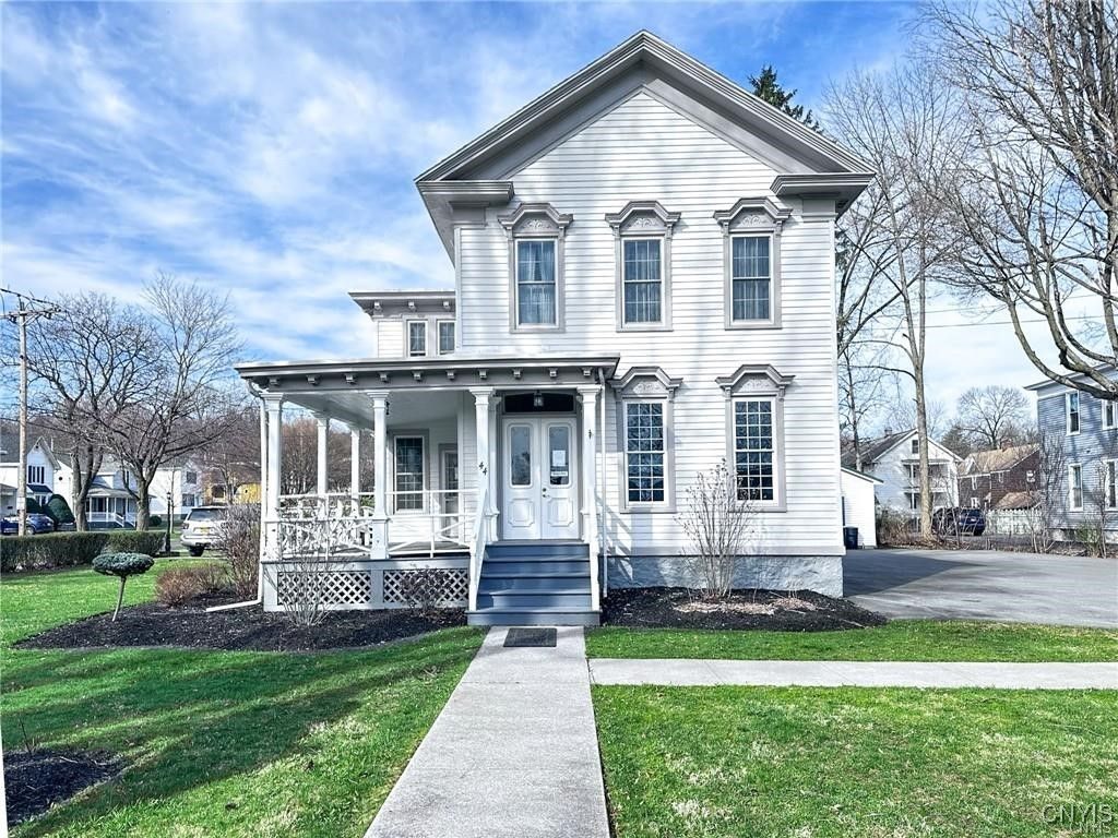 Exterior, Facade, Queen Anne Victorian