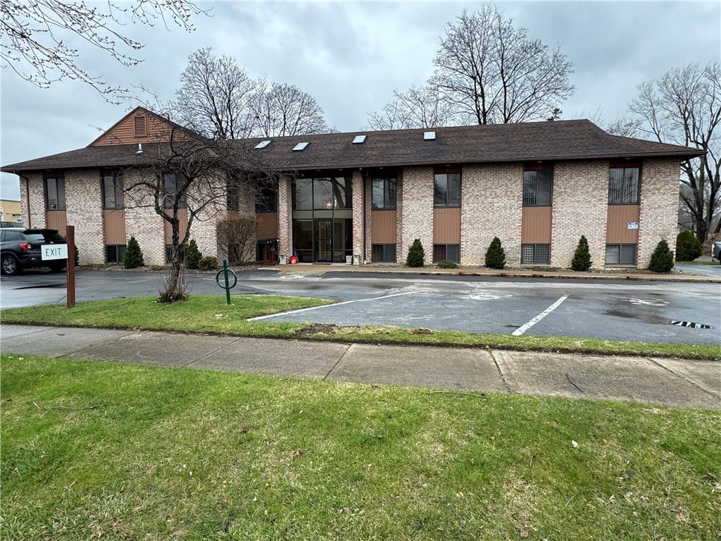 Exterior, Facade, Brick Facade, Ranch