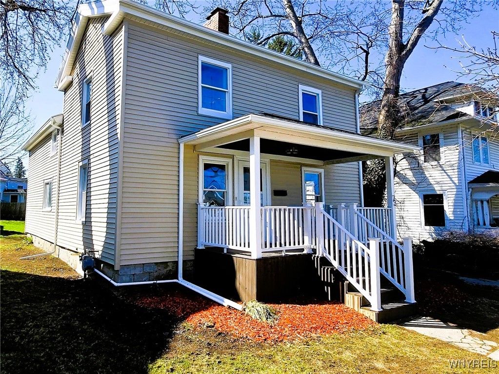 Exterior, Facade, American Foursquare