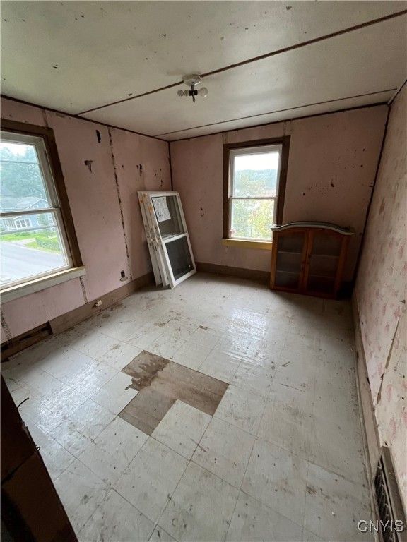 Empty room, Interior