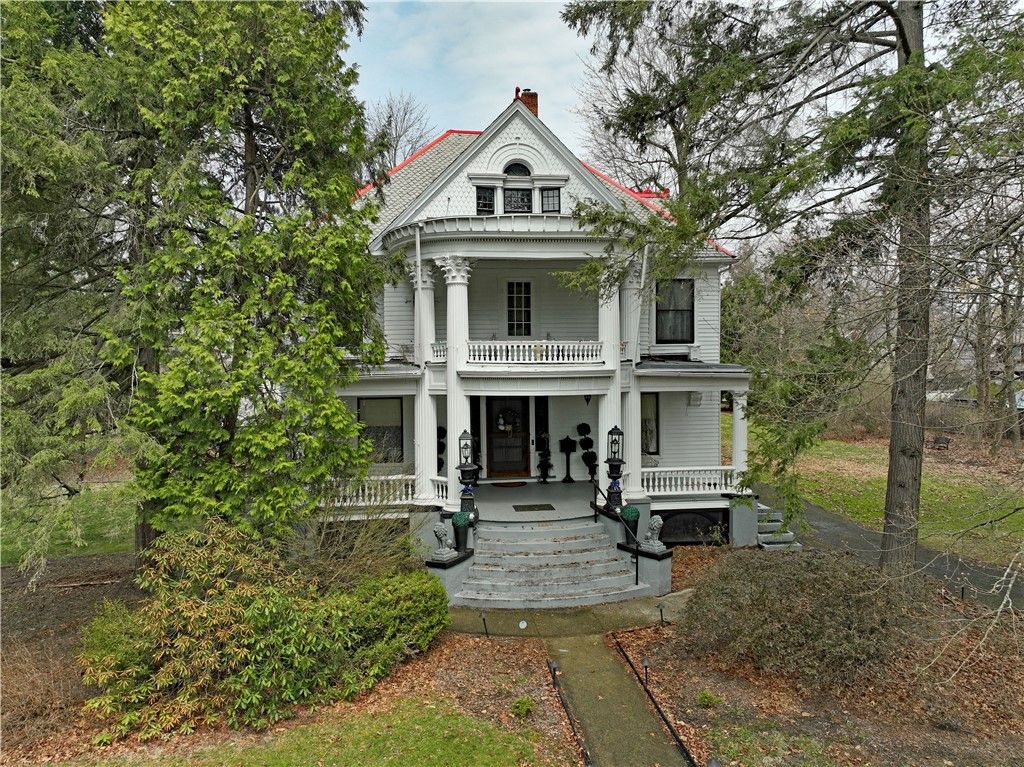 Backyard, Exterior, Facade, Queen Anne Victorian