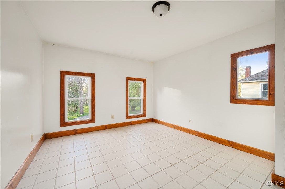 Empty room, Interior