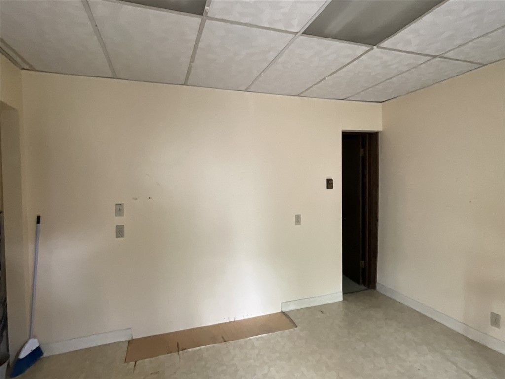Empty room, Interior