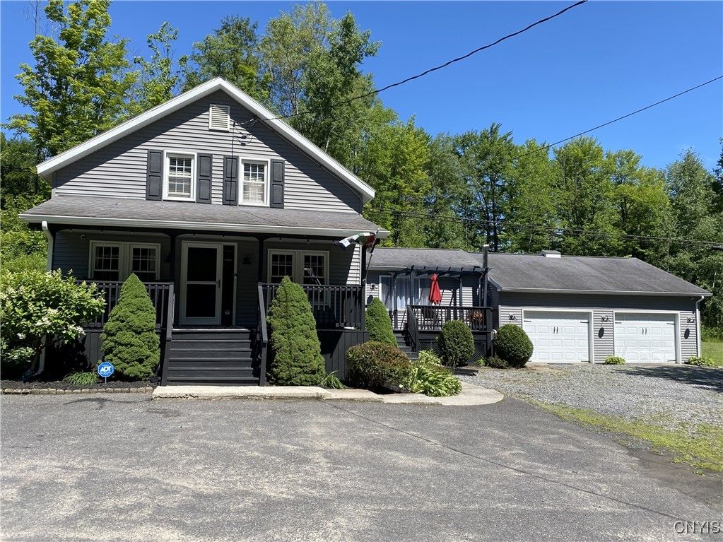 Attached, Exterior, Facade, Queen Anne Victorian