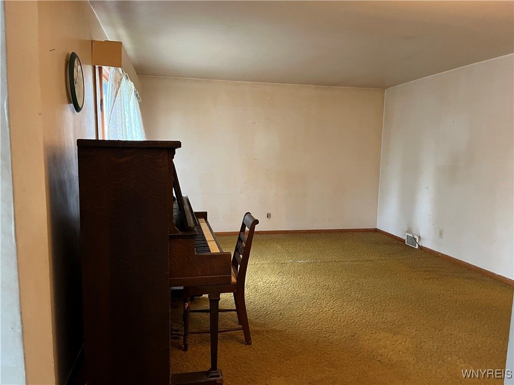 Interior, Piano