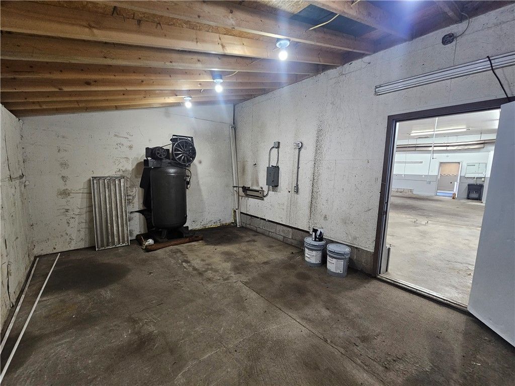 Empty room, Fitness Equipment, Interior, Wooden Beams