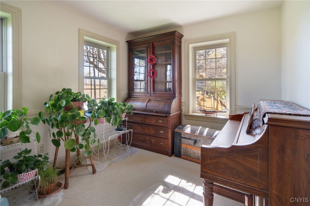 Interior, Piano