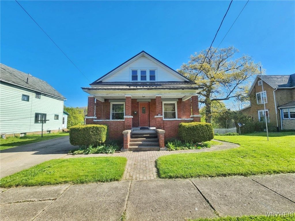 Exterior, Facade, Brick Facade, Queen Anne Victorian