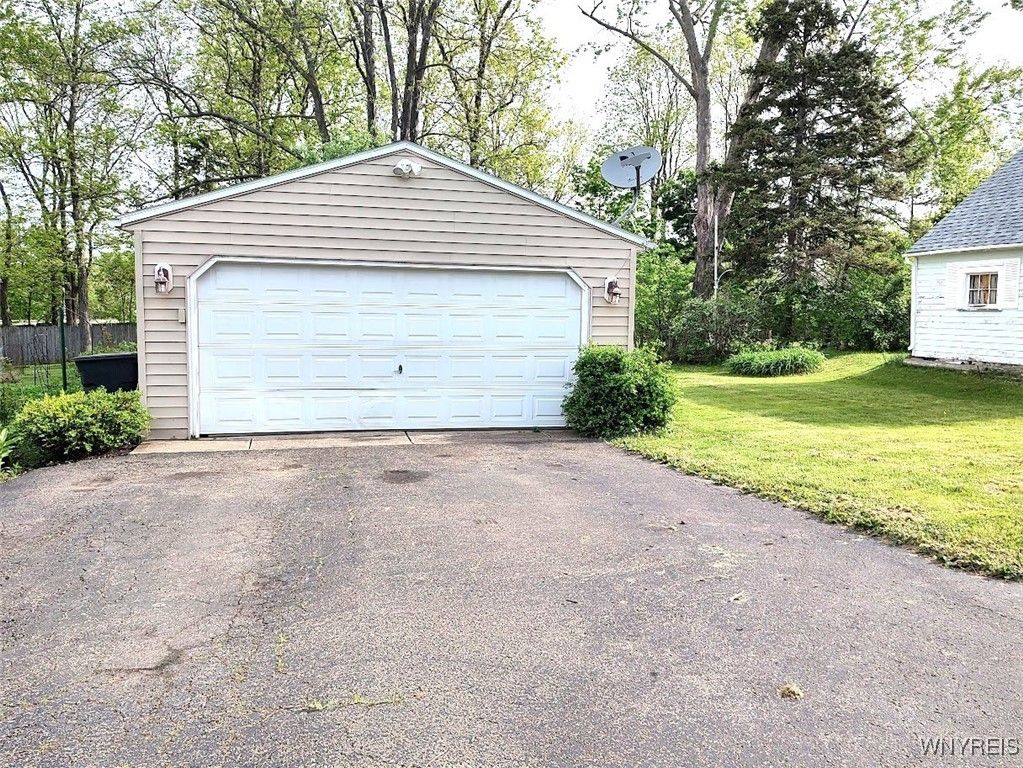 Detached Garage, Exterior