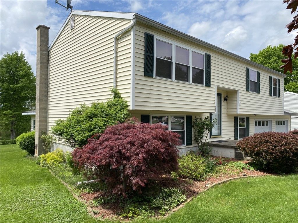 Exterior, Facade, Raised Ranch