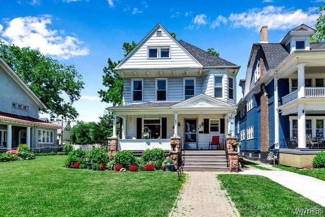 Exterior, Facade, Queen Anne Victorian