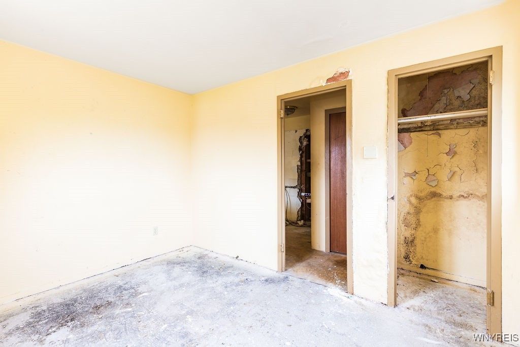 Empty room, Interior