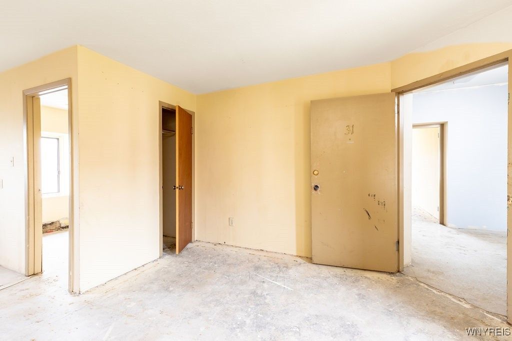 Empty room, Interior