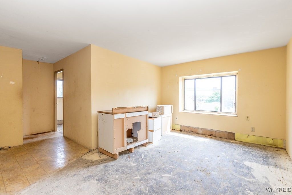 Empty room, Interior