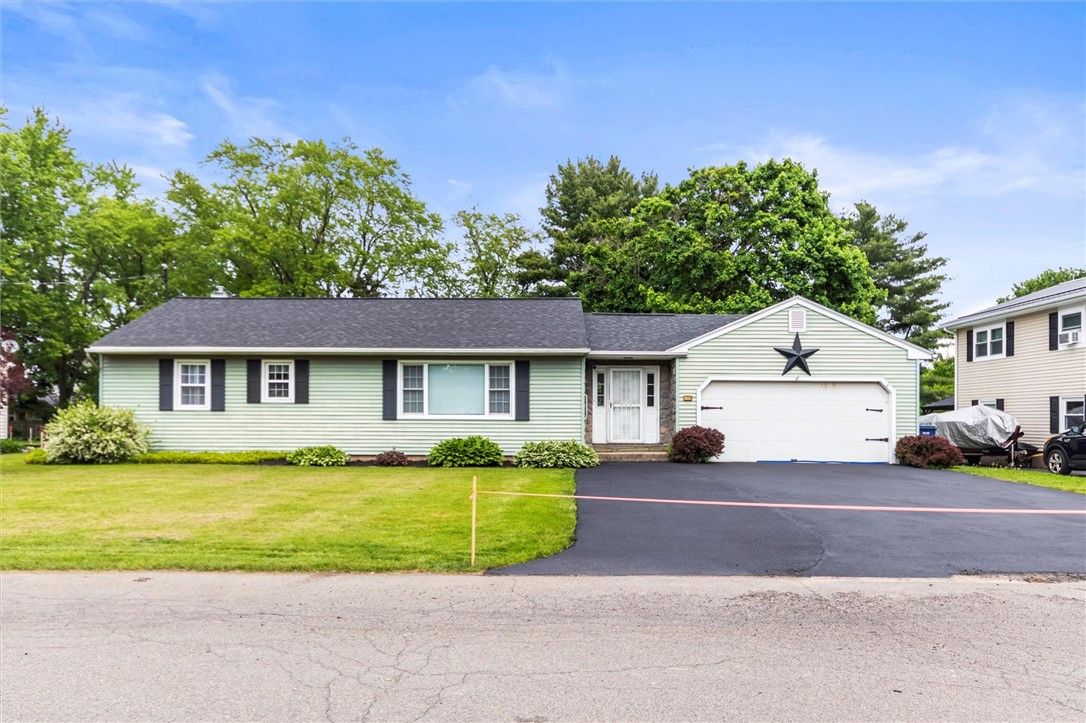 Attached, Exterior, Facade, Ranch
