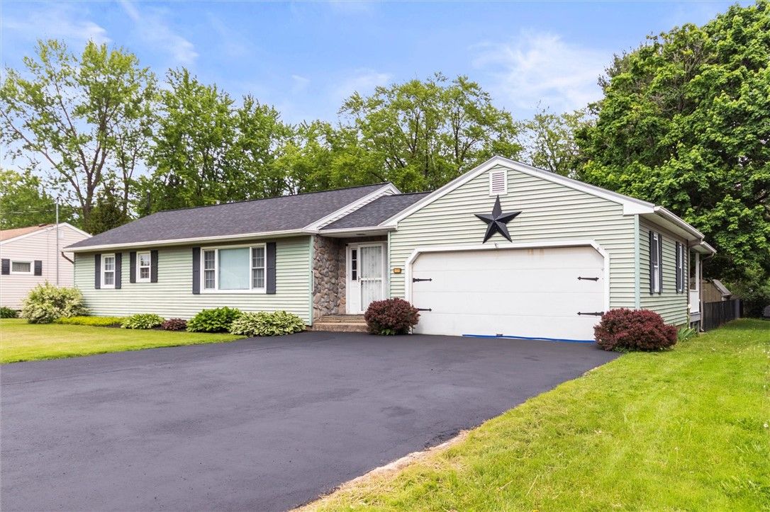 Attached, Exterior, Facade, Ranch