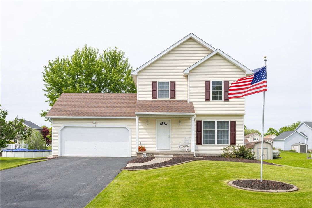 Attached, Exterior, Facade, Farmhouse